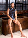 Blaues ärmelloses Herren-Shirt im Metallic-Mattlook mit nietenbesetzten Riemen von NEK – Ansicht 5