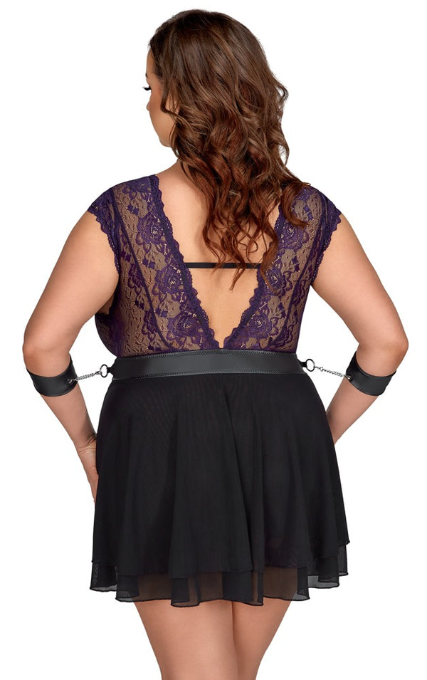 Lila Babydoll-Set aus Blütenspitze mit Halsband und Armfesseln in großen Größen von Cottelli BONDAGE – Ansicht 5
