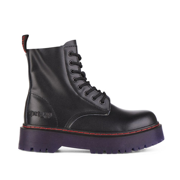 8-Loch Plateau-Stiefeletten aus schwarzem Leder mit violetter Sohle | Aderlass