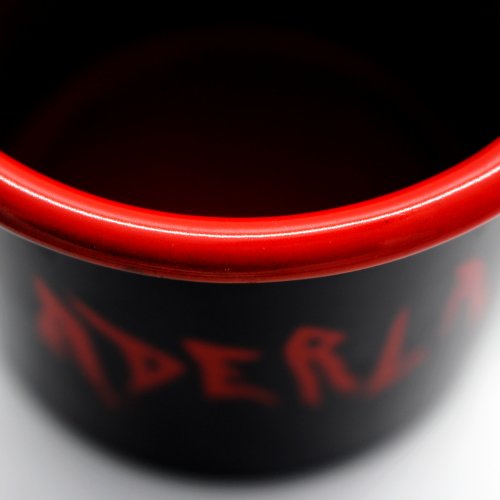 Schwarze Emaille-Tasse im Vintage-Stil mit rotem Aderlass-Schriftzug 350ml Schwarz | Aderlass