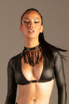 Spark Fringe Choker Schwarz von KYNX: schwarzer Choker mit Fransen und Pailletten für Damen, Vorderansicht am Model