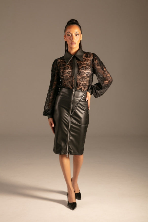 Lace Bluse Schwarz von KYNX: schwarze transparente Bluse mit Kunstlederrock, Ganzkörperansicht am Model