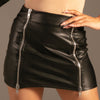 PU Leather Mini-Rock mit Doppel-Zip Schwarz von KYNX: Mini Rock mit zwei Reißverschlüssen, Vorderansicht am Model