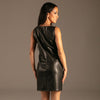 PU Leather 2-Wege-Zip Kleid Schwarz von KYNX: Kleid mit Teilungsnähten, Rückansicht am Model