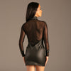 Matte PU Wetlook Bodycon Zip-Kleid Schwarz von KYNX: Mesh-Panel am Rücken und mattes Wetlook, Rückansicht am Model
