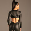 Matte PU Wetlook Top mit Kette Schwarz von KYNX: geschlossener Rücken des matten Tops, Rückansicht am Model
