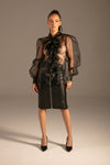 Organza Jabot-Bluse Schwarz von KYNX: schwarze Organza Bluse für Damen mit Jabot, Ganzkörperansicht am Model