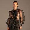 Organza Jabot-Bluse Schwarz von KYNX: transparente Bluse mit Rüschen und Puffärmeln, Vorderansicht am Model