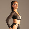 Riviera Mesh Top Schwarz von KYNX: Netz-Top mit Kettendetail am Model, Seitenansicht
