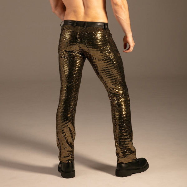 Glamour Glow Hose Gold von KYNX: goldfarbener Hose mit Gesäßtaschen, Rückansicht am Model