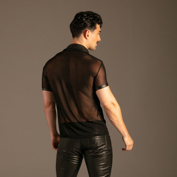 Sheer Mesh Polo Schwarz von KYNX: durchsichtiger Rücken mit abgesetztem Saum, Rückansicht am Model