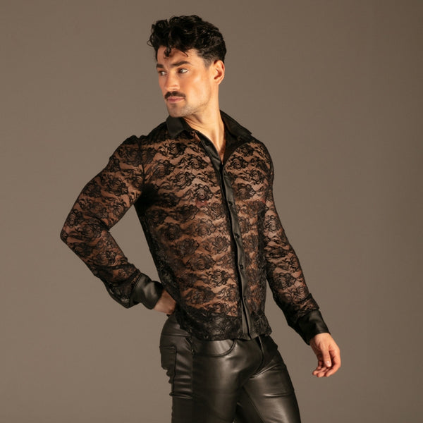 Lace Hemd Schwarz von KYNX: Spitzenhemd mit Manschetten aus mattem PU, Seitenansicht am Model