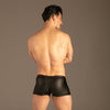 Matte PU Wetlook Zip-Trunks Schwarz von KYNX: glatte Rückseite des Kunstleder-Trunks, Rückansicht am Model