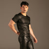 Matte PU Wetlook T-Shirt Schwarz von KYNX: enger Schnitt mit kurzen Ärmeln in mattem Kunstleder, Seitenansicht am Model