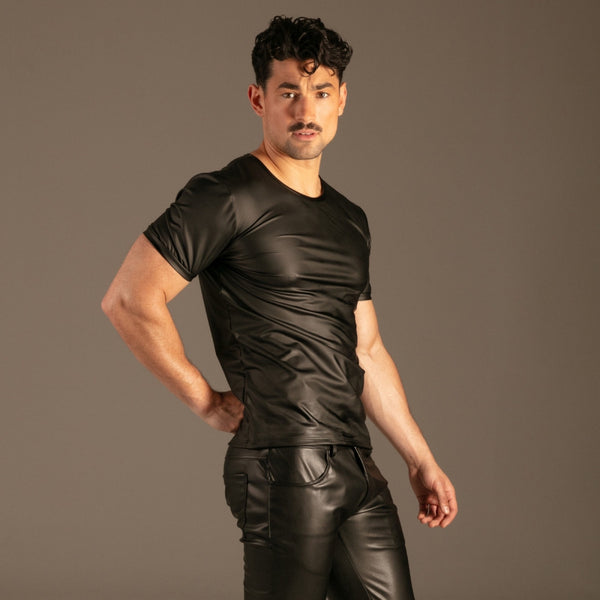 Matte PU Wetlook T-Shirt Schwarz von KYNX: enger Schnitt mit kurzen Ärmeln in mattem Kunstleder, Seitenansicht am Model