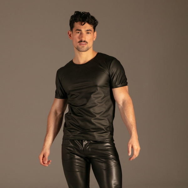 Matte PU Wetlook T-Shirt Schwarz von KYNX: Rundhalsausschnitt und matte Oberfläche, Vorderansicht am Model