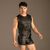 Matte Wetlook Tanktop Schwarz von KYNX: enger Schnitt in mattem Kunstleder, Seitenansicht am Model