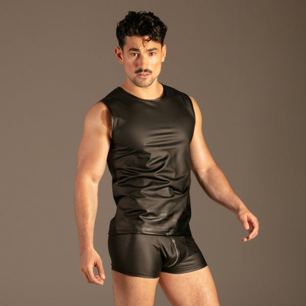 Matte Wetlook Tanktop Schwarz von KYNX: enger Schnitt in mattem Kunstleder, Seitenansicht am Model