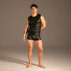 Matte Wetlook Tanktop Schwarz von KYNX: Tanktop zu Zip-Trunks aus demselben Material, Ganzkörper am Model