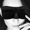 Schwarze elegante Augenmaske für geheimnisvolle Stunden und tiefe Entspannung von Ouch! by Shots