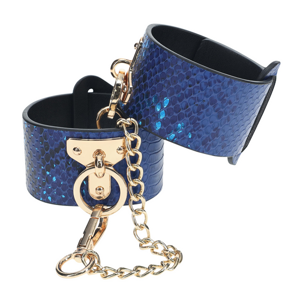 Blaues glanzvolles Accessoire mit edlen schimmernden Metallakzenten von Ouch! by Shots – Ansicht 4