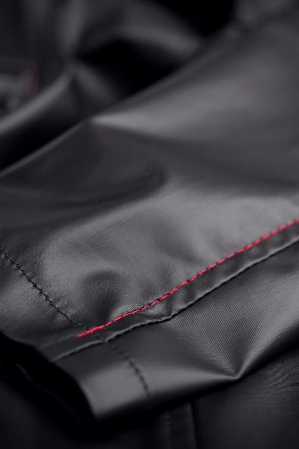 Eleganter Herren Wetlook Mantel mit diagonalen Nähten | Regnes Fetish Planet