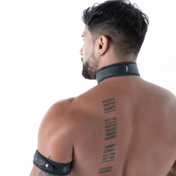 Schwarzes Neoprene Armband mit markantem Sport Look von TOF Paris – Ansicht 4