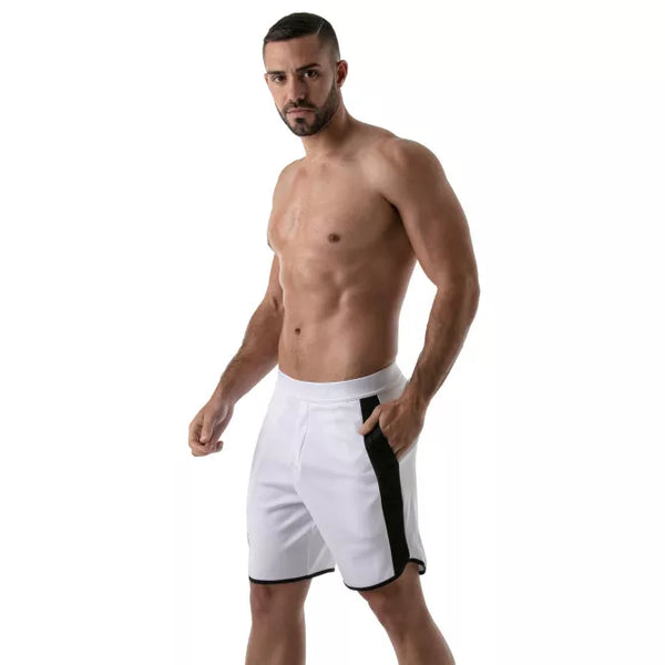 Weißes verführerisches Shorts Modell mit seidigem Glanz von TOF Paris – Ansicht 4