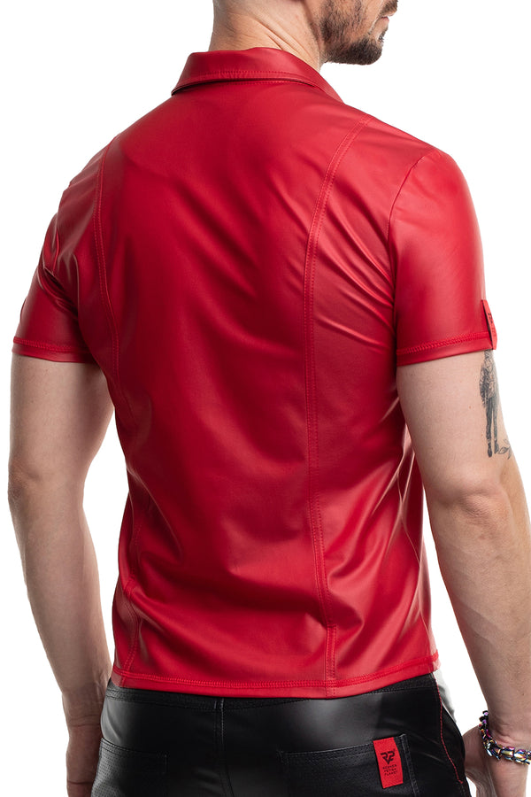 Rotes verführerisches Wetlook Poloshirt mit dunklem Reißverschluss von Regnes Fetish Planet – Ansicht 3