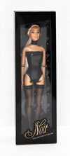 Sammlerpuppe Barely Innocent Black von Noir Handmade im schwarzen Body mit Choker und transparenten halterlosen Strümpfen, in der Sammlerbox mit Sichtfenster