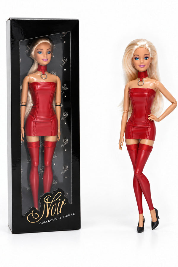 Sammlerpuppe Daring Desire Red von Noir Handmade im roten Minikleid mit Choker und roten halterlosen Strümpfen, neben ihrer Sammlerbox