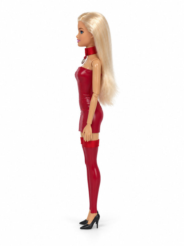 Sammlerpuppe Daring Desire Red von Noir Handmade im roten Minikleid mit Choker und roten halterlosen Strümpfen, Seitenansicht
