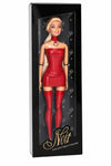 Sammlerpuppe Daring Desire Red von Noir Handmade im roten Minikleid mit Choker und roten halterlosen Strümpfen, in der Sammlerbox mit Sichtfenster