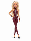Sammlerpuppe Sweet Restraint Burgundy von Noir Handmade im burgunderfarbenen Catsuit mit Ketten und Handgelenk-Accessoires, in Pose