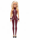 Sammlerpuppe Sweet Restraint Burgundy von Noir Handmade im burgunderfarbenen Catsuit mit Ketten und Handgelenk-Accessoires, Vorderansicht