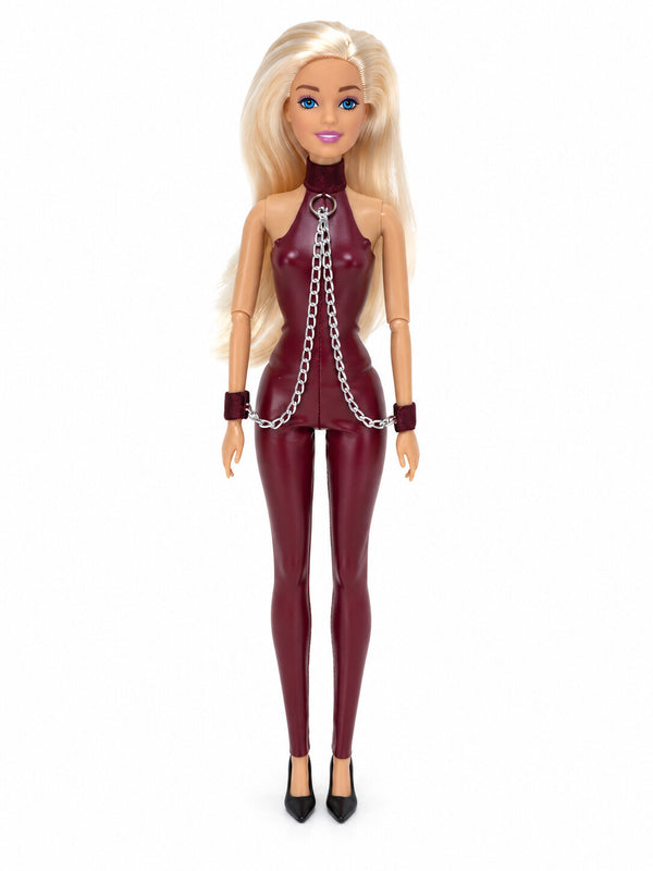 Sammlerpuppe Sweet Restraint Burgundy von Noir Handmade im burgunderfarbenen Catsuit mit Ketten und Handgelenk-Accessoires, Vorderansicht