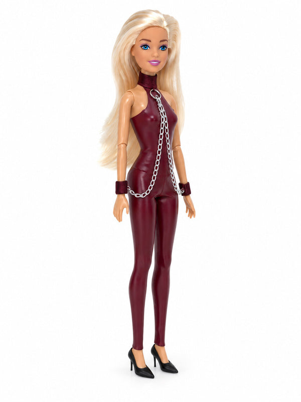Sammlerpuppe Sweet Restraint Burgundy von Noir Handmade im burgunderfarbenen Catsuit mit Ketten und Handgelenk-Accessoires, Seitenansicht