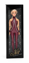 Sammlerpuppe Sweet Restraint Burgundy von Noir Handmade im burgunderfarbenen Catsuit mit Ketten und Handgelenk-Accessoires, in der Sammlerbox mit Sichtfenster