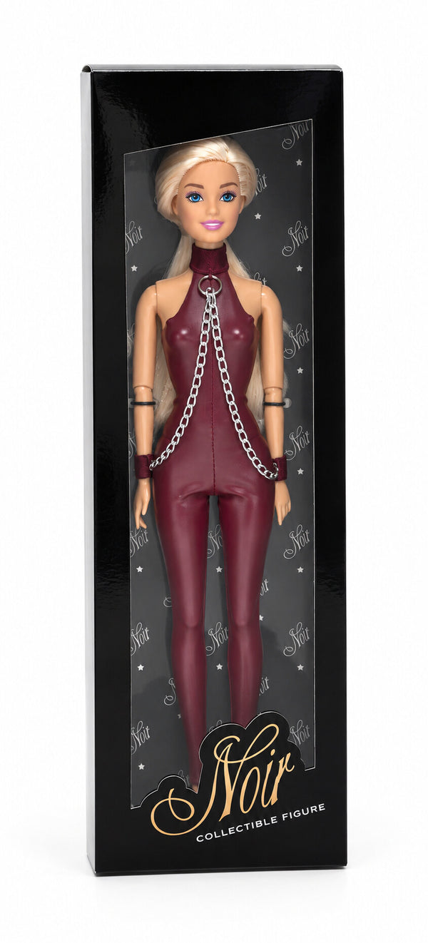 Sammlerpuppe Sweet Restraint Burgundy von Noir Handmade im burgunderfarbenen Catsuit mit Ketten und Handgelenk-Accessoires, in der Sammlerbox mit Sichtfenster