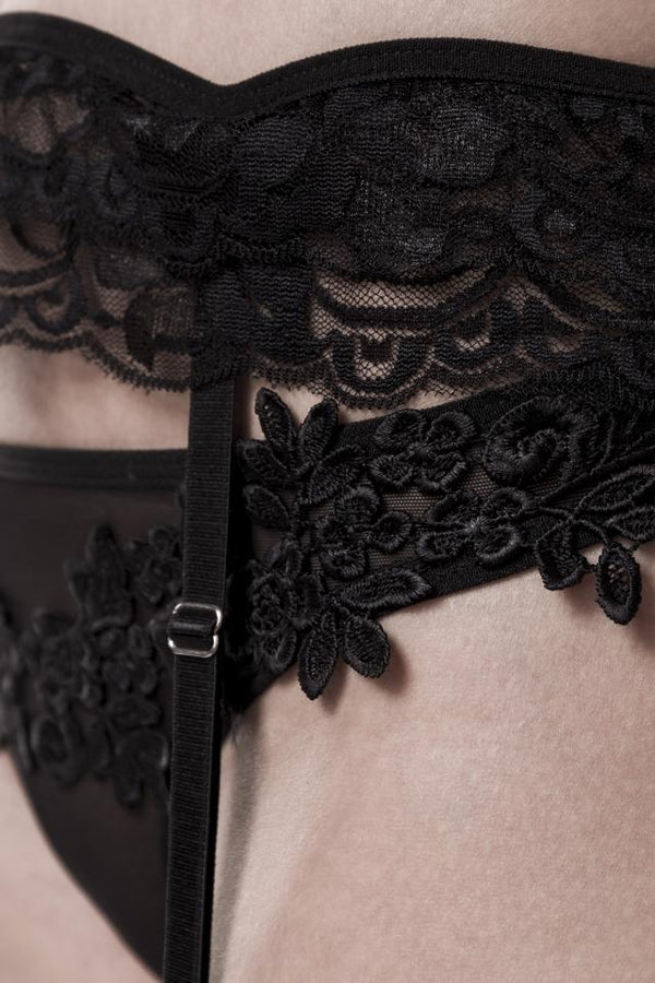 Zauberhaftes Spitzen-Dessous-Set mit Strumpfgürtel und String | Grey Velvet