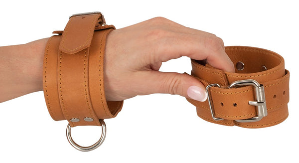 Klassische Handfesseln aus Leder im Naturlook von ZADO – Ansicht 6