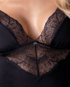 Schwarzer eleganter Spitzenbody mit seidigem Stretch und Schmuckdetail von Obsessive – Ansicht 5