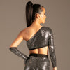 Glamour Glow Asymmetrisches Cut-Out Top Silber von KYNX: silberfarbener Top mit freier Schulter, Rückansicht