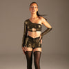 Glamour Glow Mini-Shorts Gold von KYNX: goldfarbener Mini-Shorts mit Cut-Out Top und schwarzen Strümpfen