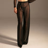 Sheer Mesh Hose Schwarz von KYNX: schwarze Mesh Hose für Damen mit weitem Bein, Vorderansicht am Model