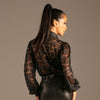 Lace Bluse Schwarz von KYNX: Bluse aus Stretch-Spitze mit Kragen, Rückansicht am Model