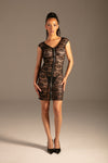 Lace Zip-Kleid mit offenem Rücken Schwarz von KYNX: Spitzenkleid für Damen in Schwarz mit Zip, Vorderansicht am Model