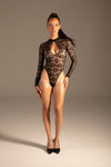 Lace Keyhole Body mit offenem Rücken Schwarz von KYNX: Spitzenbody für Damen in Schwarz, Vorderansicht am Model