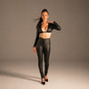 Matte PU Wetlook Top mit Kette Schwarz von KYNX: Langarm Top mit Kette zu enger Hose, Ganzkörper am Model