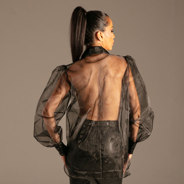 Organza Jabot-Bluse Schwarz von KYNX: durchsichtiger Rücken und weite Ärmel mit Manschetten, Rückansicht